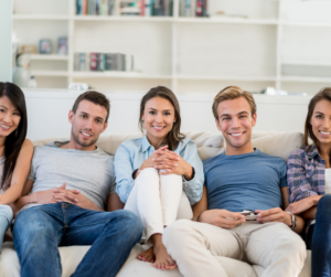 4 Personen auf einem Sofa