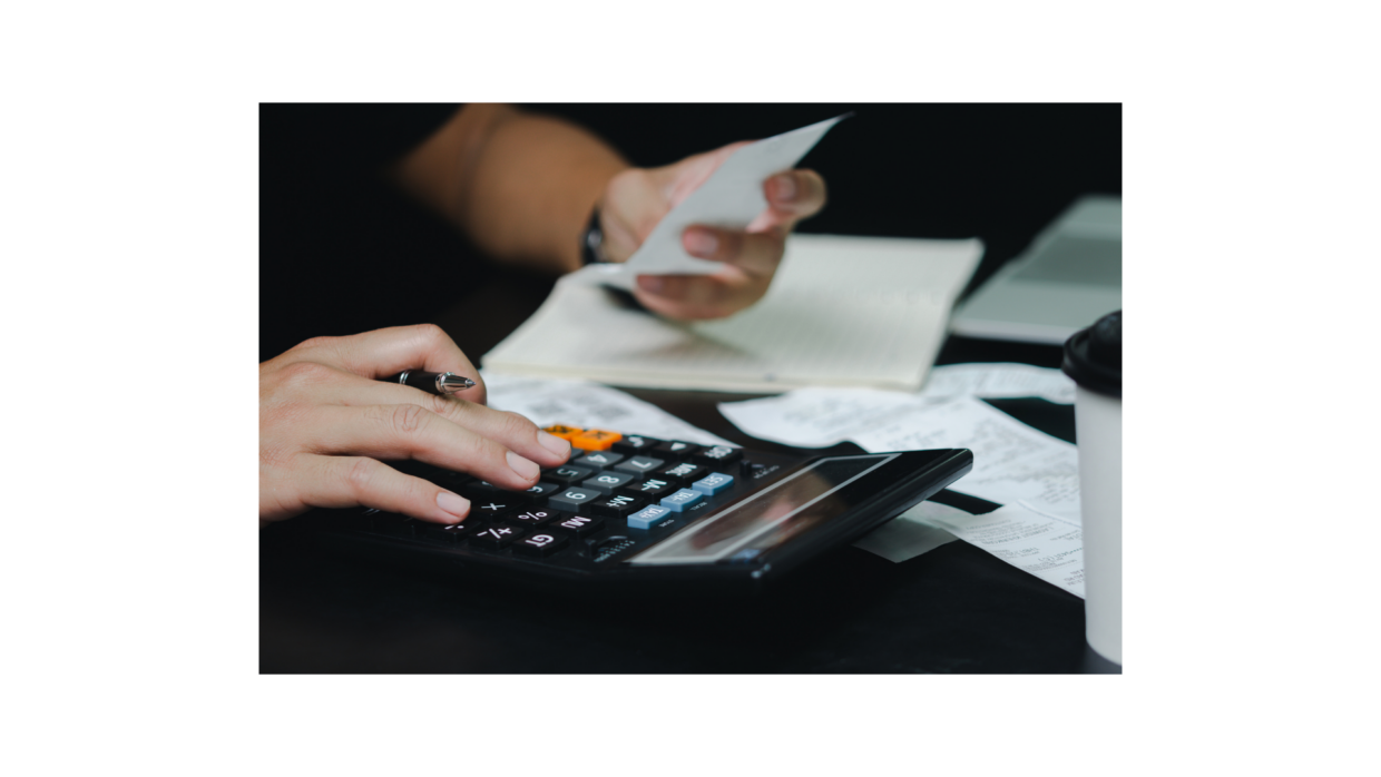 An Taschenrechner Arbeitende Hände